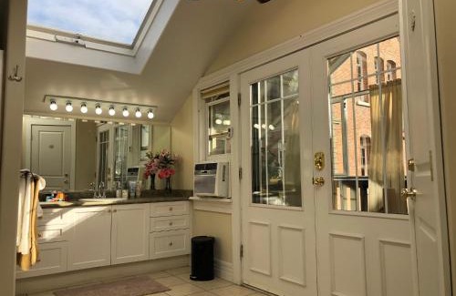 James Bay Bed & Breakfast | Robert Porter House Inn