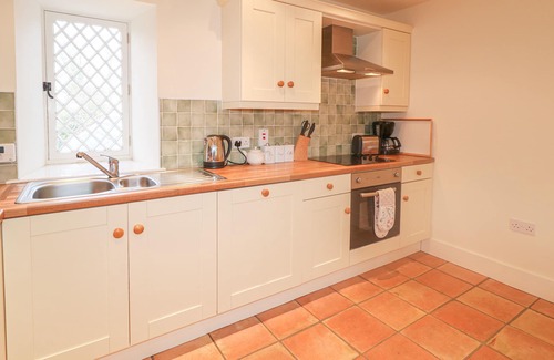 Caledon Cottage | ROBERTSON'S COTTAGE, pet friendly, with open fire in Killylea