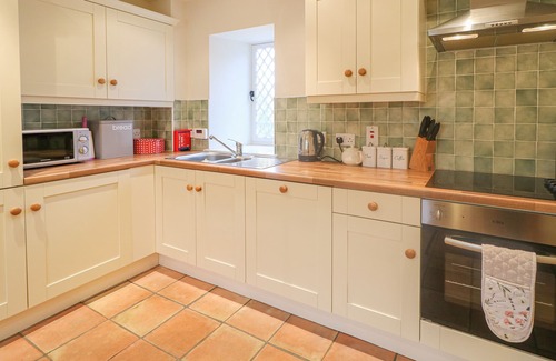 Caledon Cottage | ROBERTSON'S COTTAGE, pet friendly, with open fire in Killylea