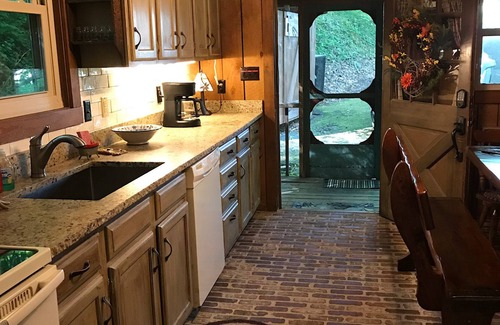 Gatlinburg - Pigeon Forge Cabin | Robin's Nest is an authentic log cabin built with hand-hewn logs from the 1800's