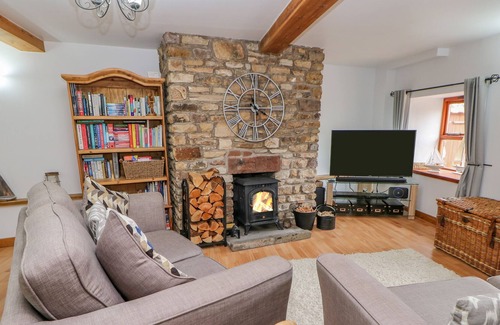 Brough House | ROBINS LODGE, pet friendly, character holiday cottage in Brough
