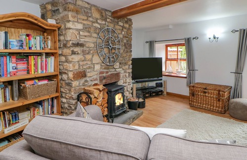Brough House | ROBINS LODGE, pet friendly, character holiday cottage in Brough