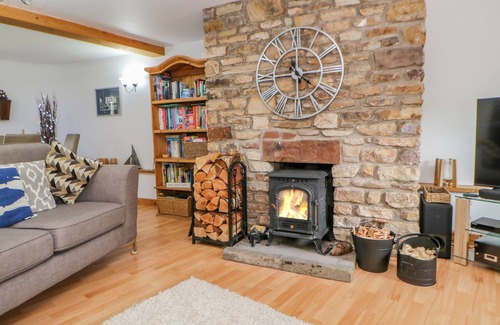 Brough House | ROBINS LODGE, pet friendly, character holiday cottage in Brough