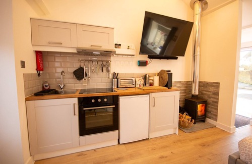 Brynsiencyn Cottage | Robyns Retreat - sleeps 3 guests in 1 bedroom