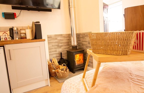 Brynsiencyn Cottage | Robyns Retreat - sleeps 3 guests in 1 bedroom