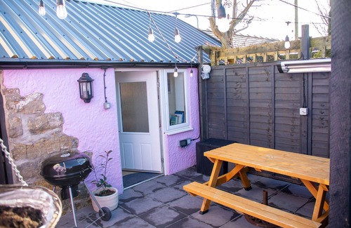 Brynsiencyn Cottage | Robyns Retreat - sleeps 3 guests in 1 bedroom