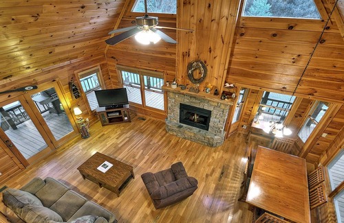 Mineral Bluff Cabin | Rock Away - Creek Fishing, relax on the deck + Pet Friendly!