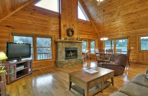Mineral Bluff Cabin | Rock Away - Creek Fishing, relax on the deck + Pet Friendly!