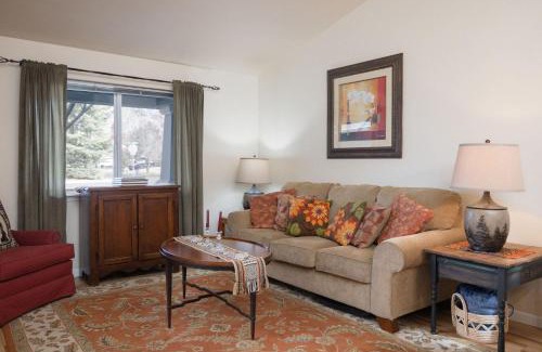Southwest Bend House | Rock Bluff Retreat - Home for 6