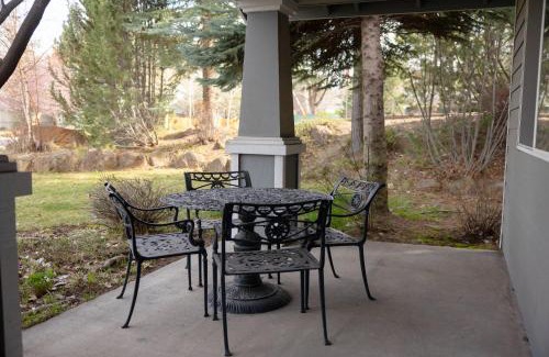 Southwest Bend House | Rock Bluff Retreat - Home for 6