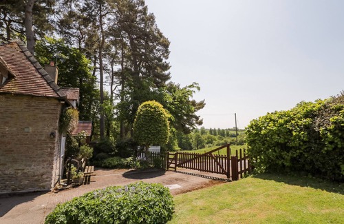 Little Cowarne Cottage | ROCK COTTAGE, pet friendly, with open fire in Tenbury Wells