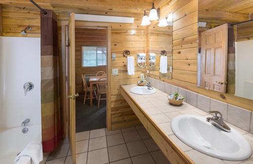 Custer Hotel | Rock Crest Lodge & Cabins