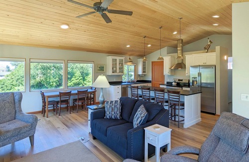 Bandon House | Rock Garden: 30-day rental with ocean view, up from Old Town Bandon waterfront