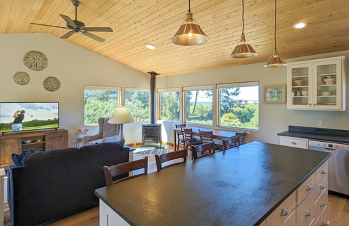 Bandon House | Rock Garden: 30-day rental with ocean view, up from Old Town Bandon waterfront