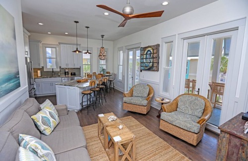 Sunnyside House | Rock Lobster: Beautiful Beach House across from the GULF with Shared Pool