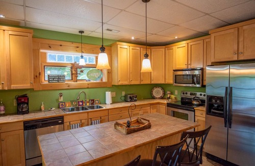 Buck Mountain Cabin | Rock n Rhapsody - Blue Ridge Log Cabin - Minutes to West Jefferson - Fireplace - Foosball