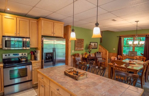 Buck Mountain Cabin | Rock n Rhapsody - Blue Ridge Log Cabin - Minutes to West Jefferson - Fireplace - Foosball
