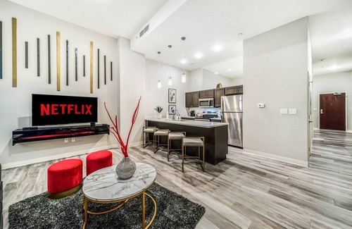 Gateway District Apartment | Rock & Roll Flat w/Heated Pool+Sauna+Gym Downtown