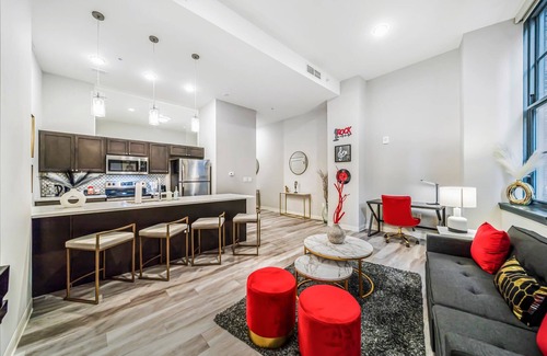 Gateway District Apartment | Rock & Roll Flat w/Heated Pool+Sauna+Gym Downtown