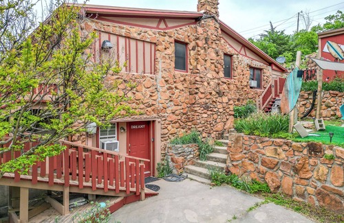 Medicine Park Cabin | Rock & Roll Room- Perfect for a Couple ready to paint the town in Medicine Park