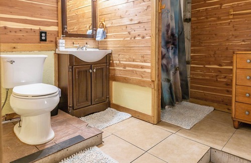 Medicine Park Cabin | Rock & Roll Room- Perfect for a Couple ready to paint the town in Medicine Park