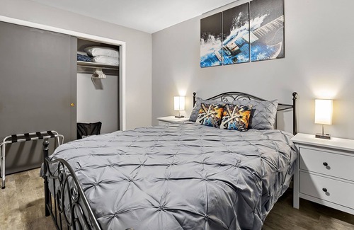 Aurora Condo | Rock&Roll-Theme Apt 65"TV/WiFi/FreeParking/Close to Aurora downtown area