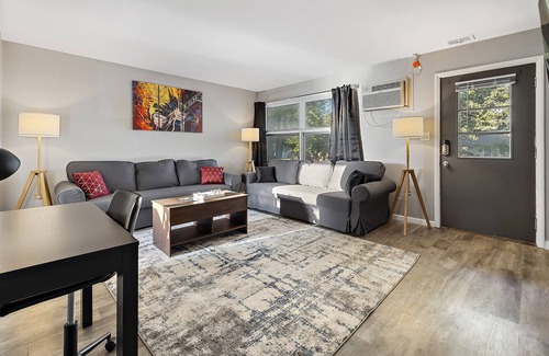 Aurora Condo | Rock&Roll-Theme Apt 65"TV/WiFi/FreeParking/Close to Aurora downtown area