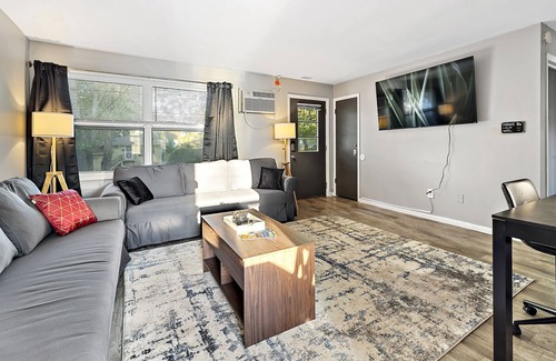 Aurora Condo | Rock&Roll-Theme Apt 65"TV/WiFi/FreeParking/Close to Aurora downtown area