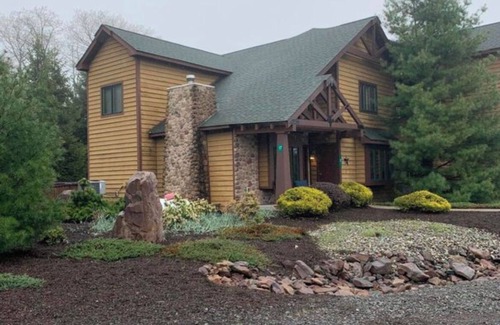 Lake Harmony House | Rock's Ridge: Summer at the Lake, Winter on the Slopes, HotTub, Linens Included!