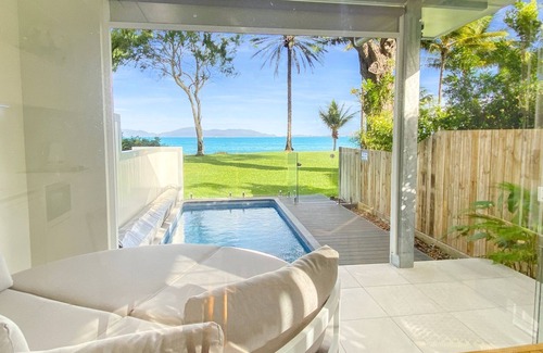 Picnic Bay Villa | Rock Salt Villa 1. Situated on the foreshore at Picnic Bay