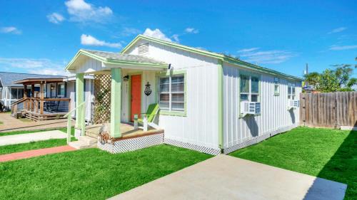 Old Town House | Rock the Boat by AvantStay 5 Blocks to Beach