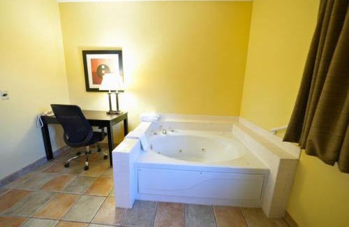 Streator Hotel | Rock Island Inn & Suites Streator , IL