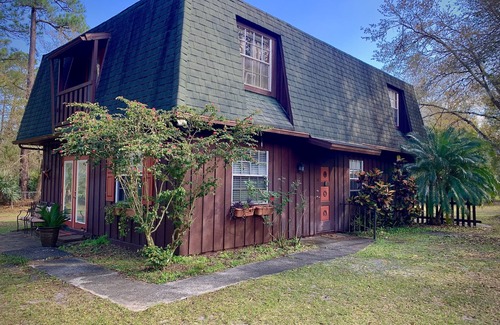 Mims Cottage | Rocket & Nature Lovers! Vintage European Cottage in a lush Florida Setting