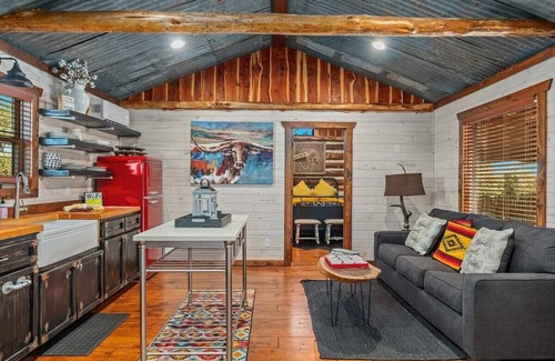 Fredericksburg Cabin | Rockin' R - Mason Jar Cabin