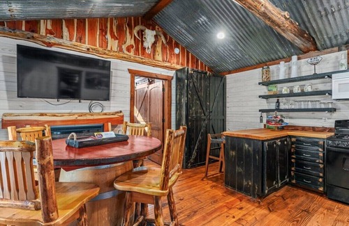 Fredericksburg Cabin | Rockin' R - Mason Jar Cabin