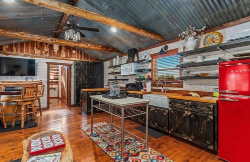 Fredericksburg Cabin | Rockin' R - Mason Jar Cabin