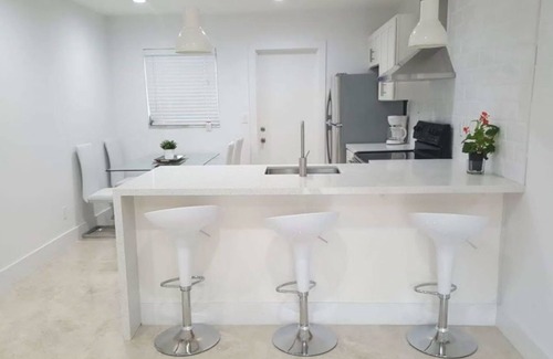 Hollywood House | ★ Rocking 2 BR Apt ★ Near Hard Rock Casino & Beach