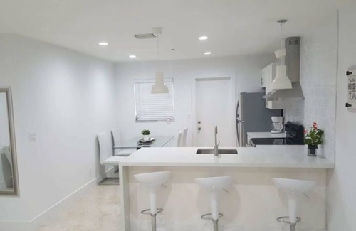Hollywood House | ★ Rocking 2 BR Apt ★ Near Hard Rock Casino & Beach