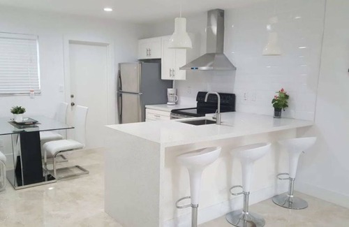 Hollywood House | ★ Rocking 2 BR Apt ★ Near Hard Rock Casino & Beach