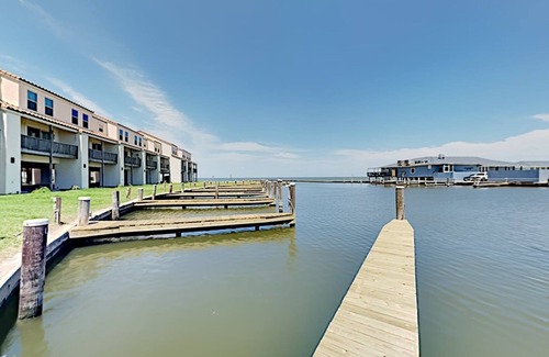 Harbor Oaks Condo | Rockport Mode | Bay Views, Great Fishing + Boating