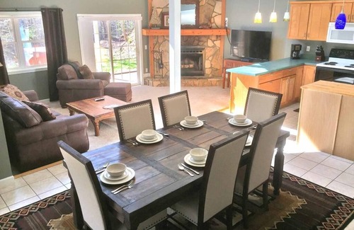 Almond Cabin | Rocky Creek Cottage - Free Railroad Tour + Secluded Cabin + Convenient to