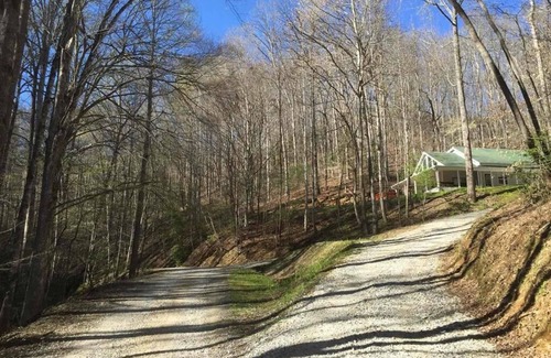 Almond Cabin | Rocky Creek Cottage - Free Railroad Tour + Secluded Cabin + Convenient to