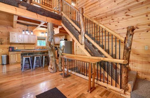 Logan Cabin | Rocky Hill Lodge -Pet Friendly- 5BR/3BA Deluxe Log Cabin