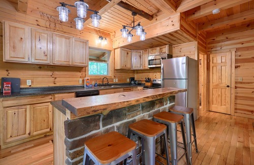 Logan Cabin | Rocky Hill Lodge -Pet Friendly- 5BR/3BA Deluxe Log Cabin