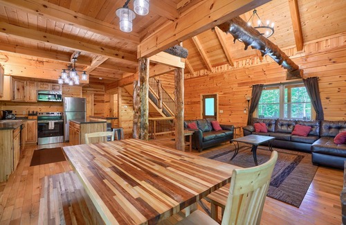 Logan Cabin | Rocky Hill Lodge -Pet Friendly- 5BR/3BA Deluxe Log Cabin