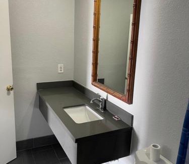 Lynwood Hotel | Rocky Inn Motel