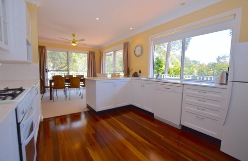 Blackheath House | Rocky Mountain Cottage - Weatherboard Home, 3 Bedroom, 2 Bathroom, Spa Bath, Open Fireplace, Deck, Accessible