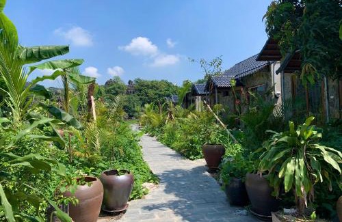 Hoa Lu Cabin | Rocky Mountain Ecolodge