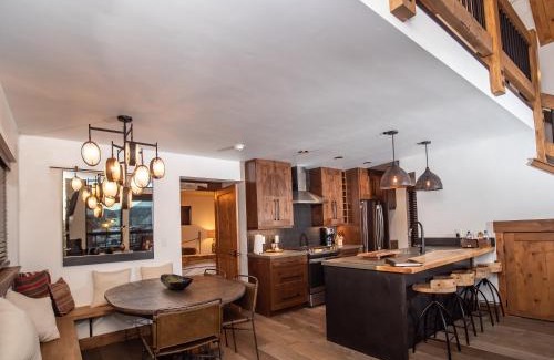Estes Park House | Rocky Mountain Escape - Steps to Lake Estes, Jacuzzi, Close to Downtown Estes