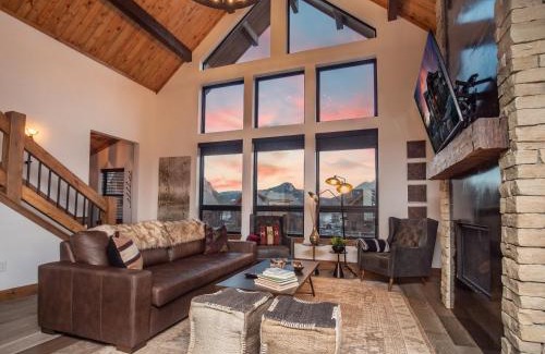Estes Park House | Rocky Mountain Escape - Steps to Lake Estes, Jacuzzi, Close to Downtown Estes